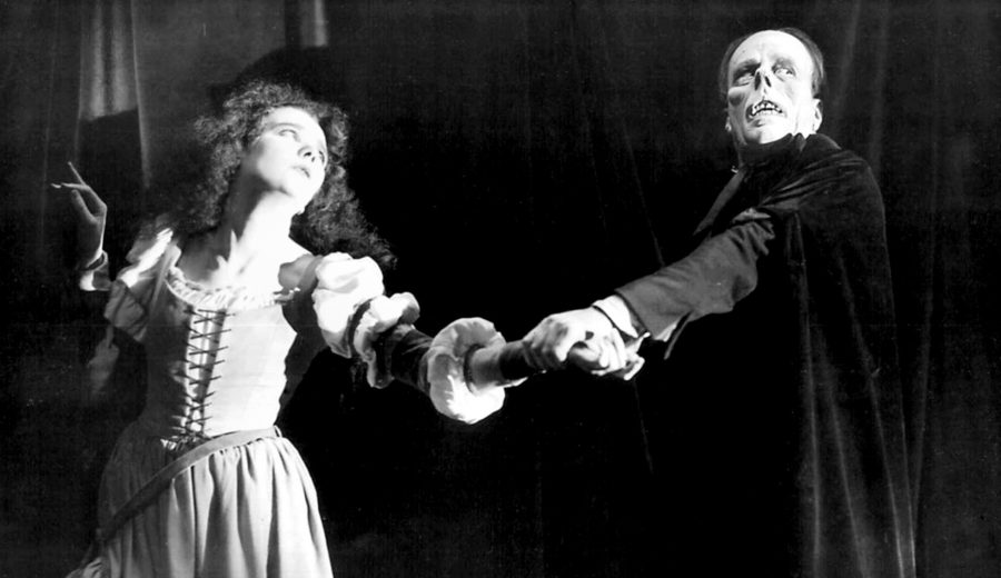 UNIVERSAL PICTURES
Actors Lon Chaney and Mary Philbin play Erik the Phantom and Christine Daae, respectively, in the 1925 silent film, “Phantom of the Opera.” The vintage classic film will be featured at Royce Hall Saturday night at 8 p.m.
