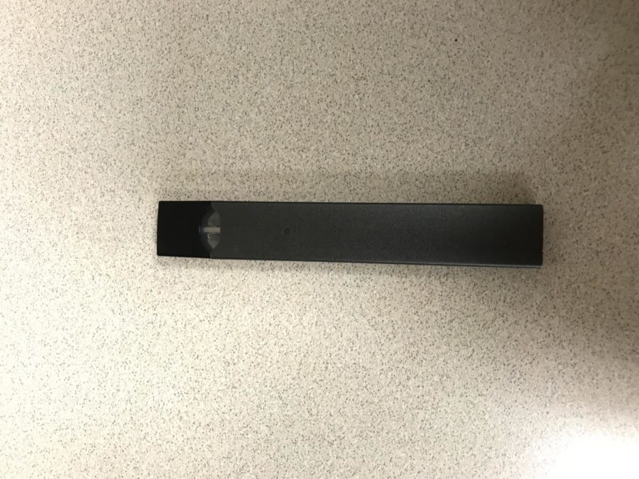 The+Juul+is+about+the+same+size+as+a+flash+drive+and+can+fit+in+the+palm+of+your+hand.+