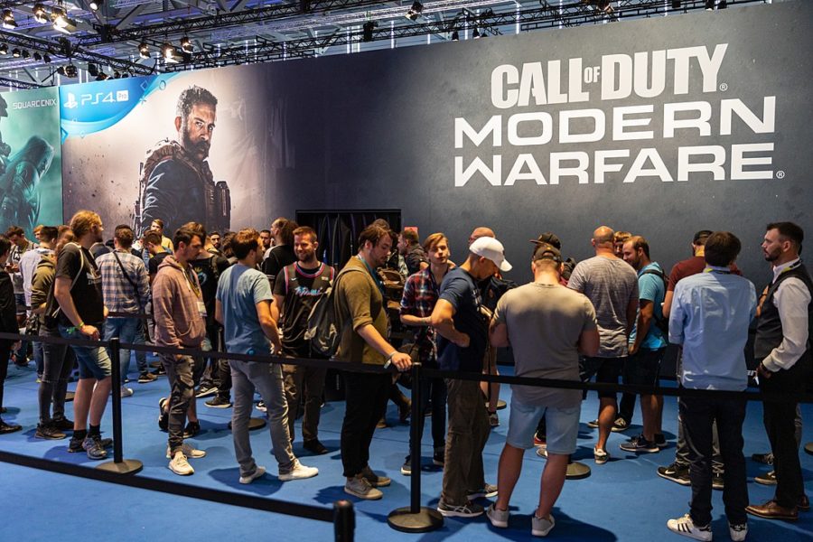 People+at+Gamescom+waiting+in+line+to+try+the+new+Call+of+Duty+Modern+Warfare