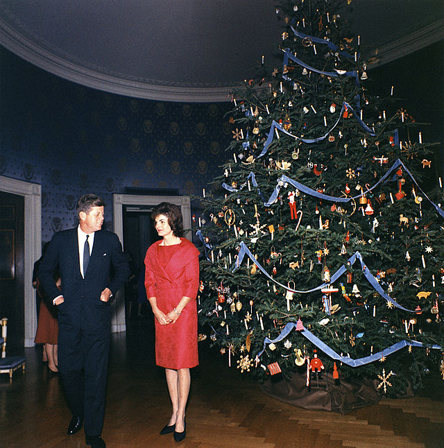 1962_White_House_Christmas_Tree_-_John_and_Jacqueline_Kennedy_1
