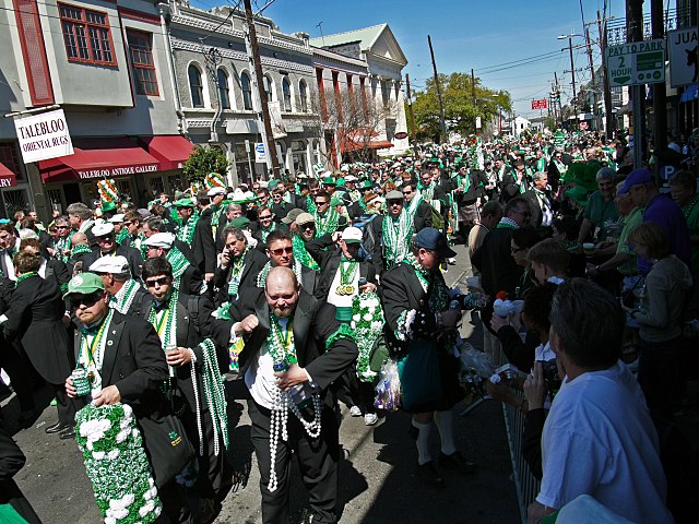 640px-St_Pattys_New_Orleans_-_sea_of_green_03