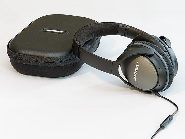 https%3A%2F%2Fupload.wikimedia.org%2Fwikipedia%2Fcommons%2F0%2F0a%2FBose_QuietComfort_25_Acoustic_Noise_Cancelling_Headphones_with_Carry_Case.jpg