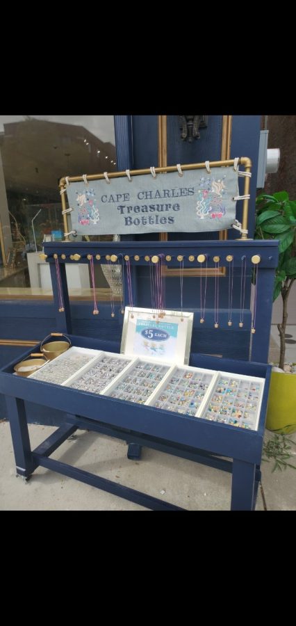 To bring attention to the pleasant jewelry store, this treasure bottle making station was placed outside the store to greet customers.​