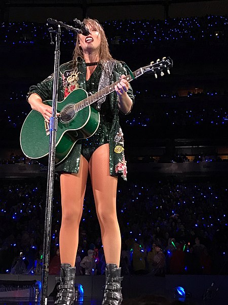 Taylor Swift performing her song Fearless in New Jersey at her last tour, Reputation Stadium Tour.