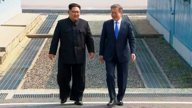 Kim Jong Un and President Moon Jae-in are walking peacefully together.