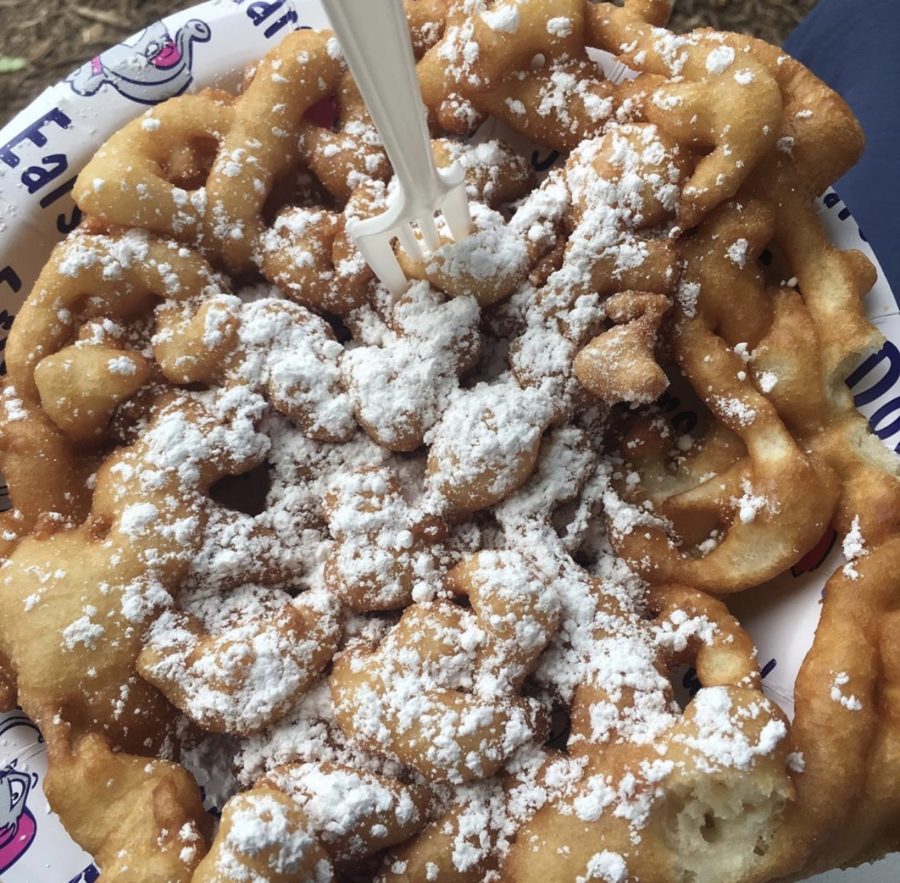 A quick break from the long journey, where I get to enjoy a flaky and sweet funnel cake in the city of England. 