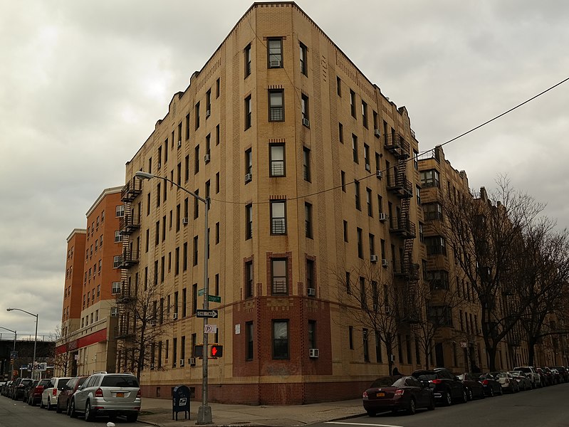 The apartment that caught fire in the Bronx did not have any fire escapes, as well as no sprinkler systems.