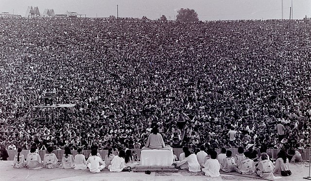 Many people gathering together for peace at Woodstock '69