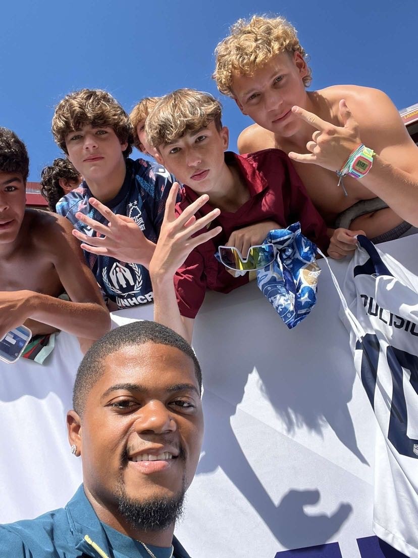 Pictured is a Reign F.C. player (top right) and his 3 hometown friends letting Leon Bailey take a picture with them. 