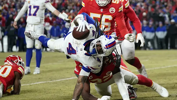 Bills RB James Cook reaching over the goal line for a touchdown vs the Chiefs in the AFC Championship. (Courtesy: Sports Illustrated)